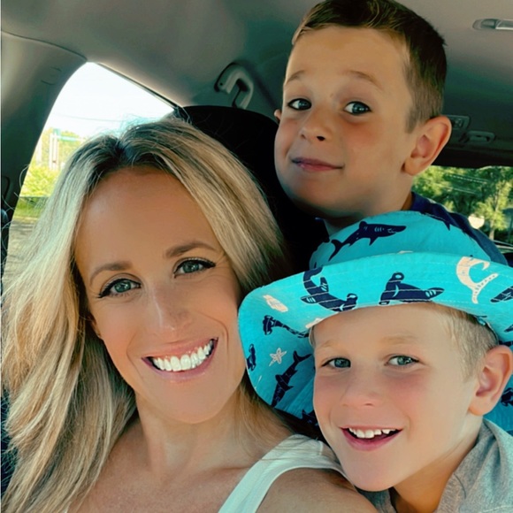 Meet your Posher, Lauren - Picture 3 of 5